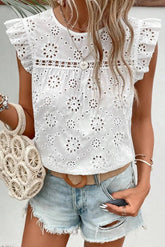 weiße Bluse mit Ösen und Rüschen